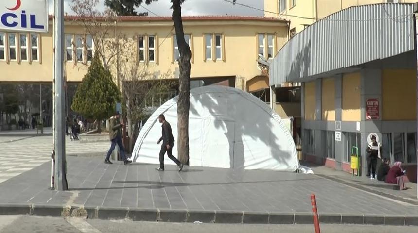 Gaziantep’te hastane bahçelerine triaj çadırı kuruldu