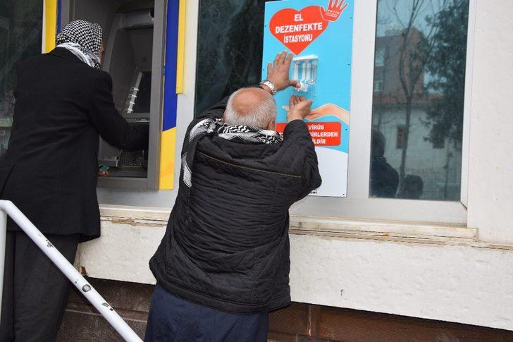 Viranşehir’de bankaların önüne dezenfekte istasyonu G1