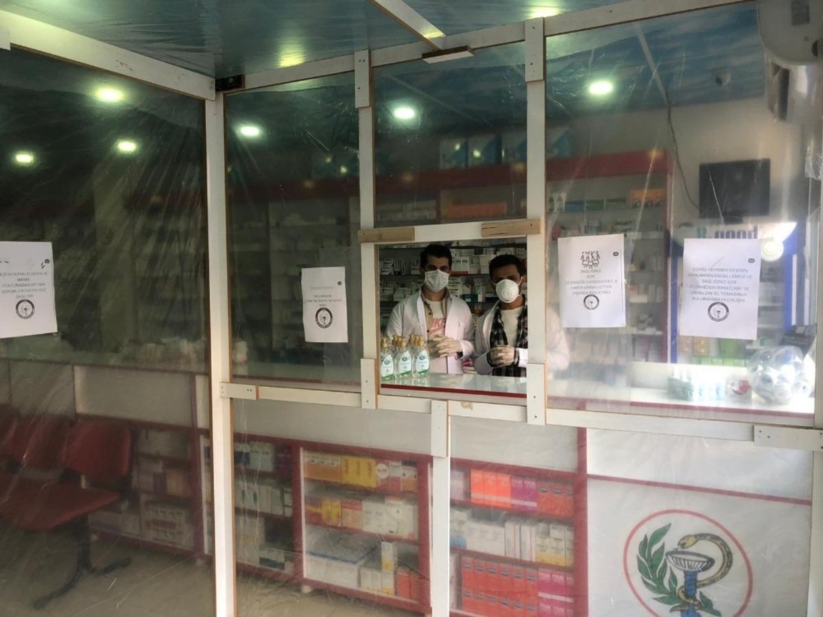 Uludere&rsquo;deki eczaneden korona vir&uuml;se karşı naylonlu &ouml;nlem
