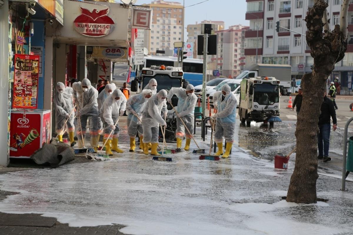 Niğde&rsquo;de cadde ve kaldırımlar  dezenfekte ediliyor