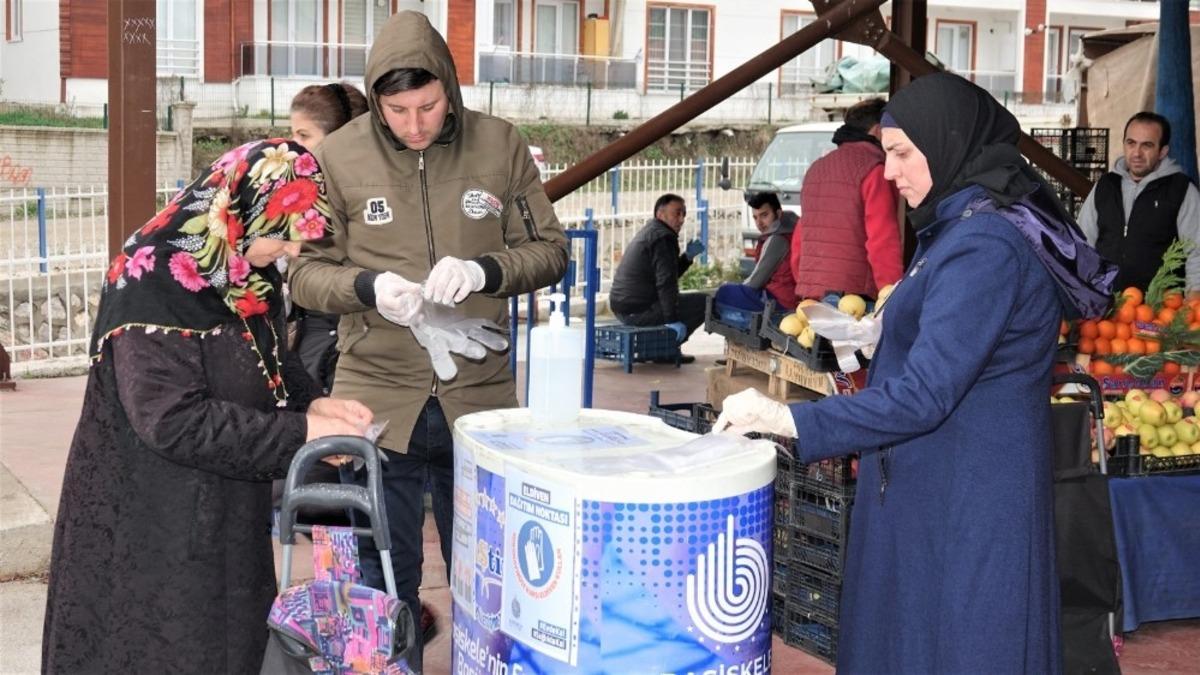 Başiskele&rsquo;de pazarlara el dezenfektanı ve eldiven standı kuruldu