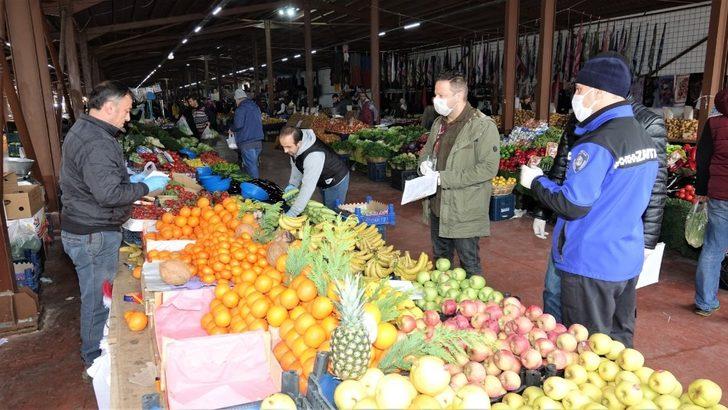 Başiskele’de pazarlara el dezenfektanı ve eldiven standı kuruldu G3