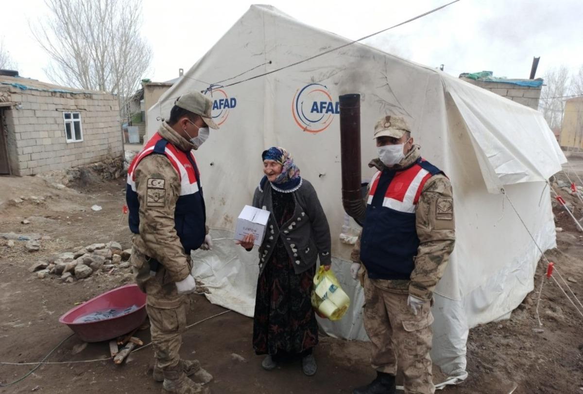 Jandarmayı karşısında g&ouml;r&uuml;nce... &ldquo;Kurban olurum ben sizlere&rdquo;