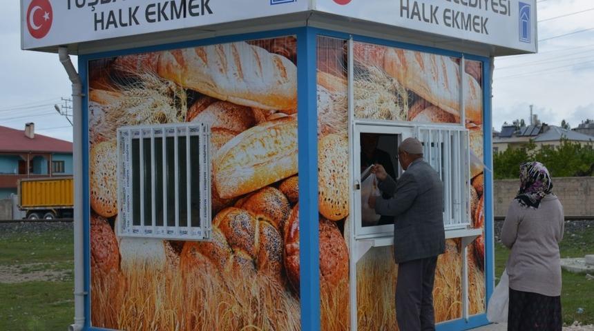 Vanlılar zam fırsatçılığı yapan fırıncılar yerine halk ekmek istiyor