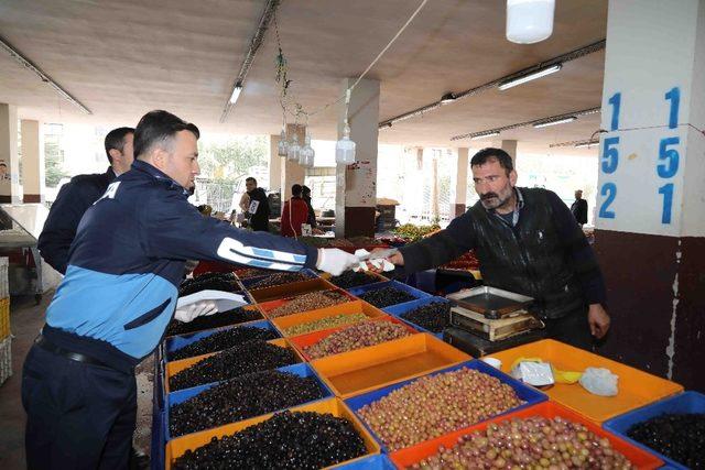 Bayraklı’da zabıta, pazarcılara eldiven ve broşür dağıttı