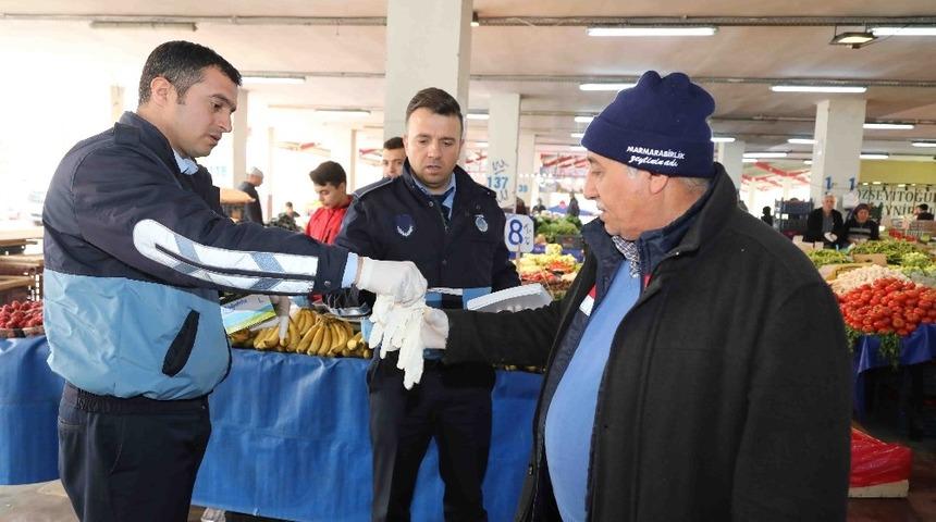 Bayraklı’da zabıta, pazarcılara eldiven ve broşür dağıttı