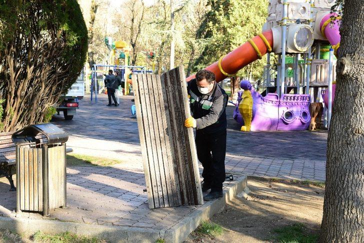 Çorum’da bankları kaldırdı, kameriyelerin etrafına şerit çekildi G2