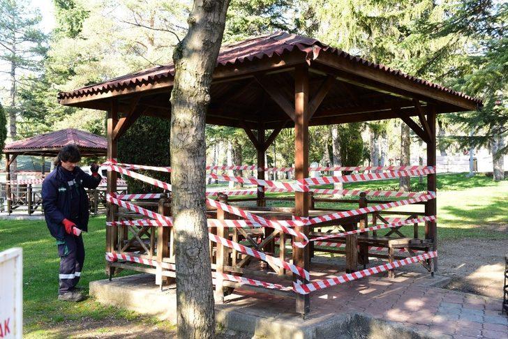 Çorum’da bankları kaldırdı, kameriyelerin etrafına şerit çekildi G3