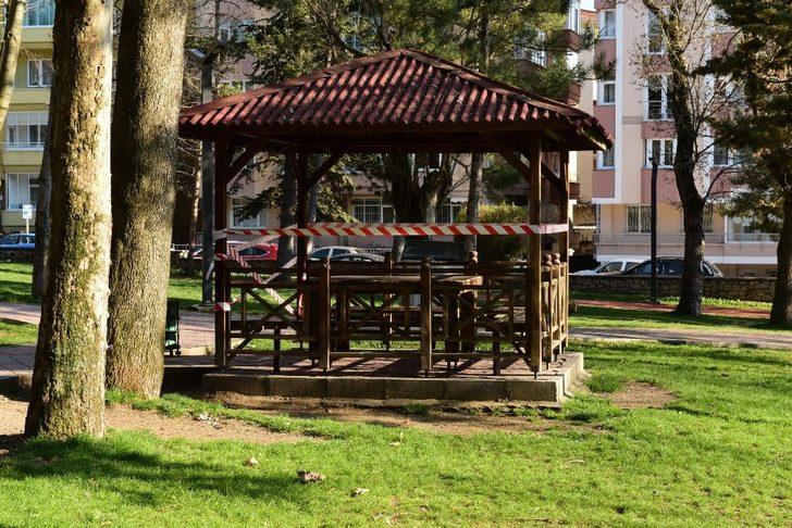 Çorum’da bankları kaldırdı, kameriyelerin etrafına şerit çekildi G4