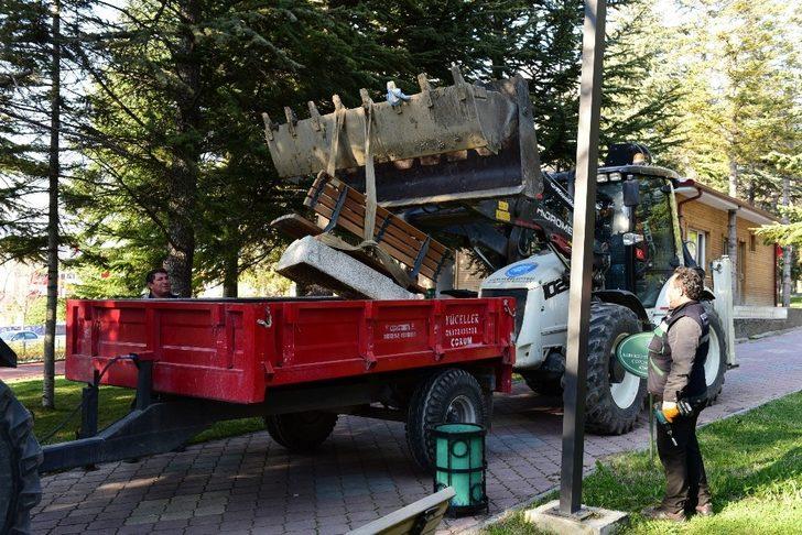 Çorum’da bankları kaldırdı, kameriyelerin etrafına şerit çekildi G5