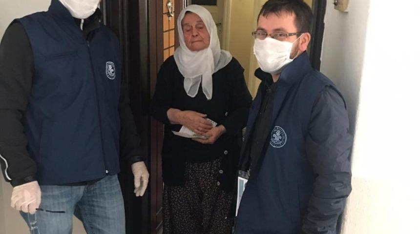 Maaşı evine teslim edilen yaşlı kadın: “Oğlum bunun içinden harçlık alın”