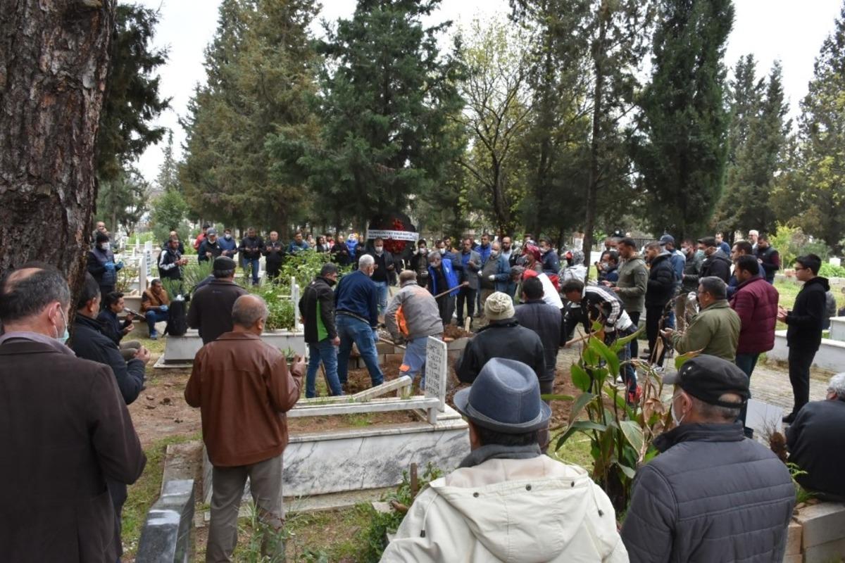 Tekne ile &ccedil;ıktıkları denizde kaybolup hayatlarını kaybeden arkadaşlar toprağa verildi