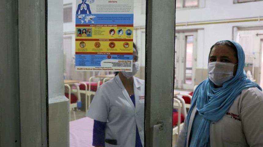 Hindistan&rsquo;da sağlık &ccedil;alışanlarına &ldquo;koronavir&uuml;s damgası&rdquo;: Hastalık yayar diye evden atılan doktorlar sokakta kalıyor