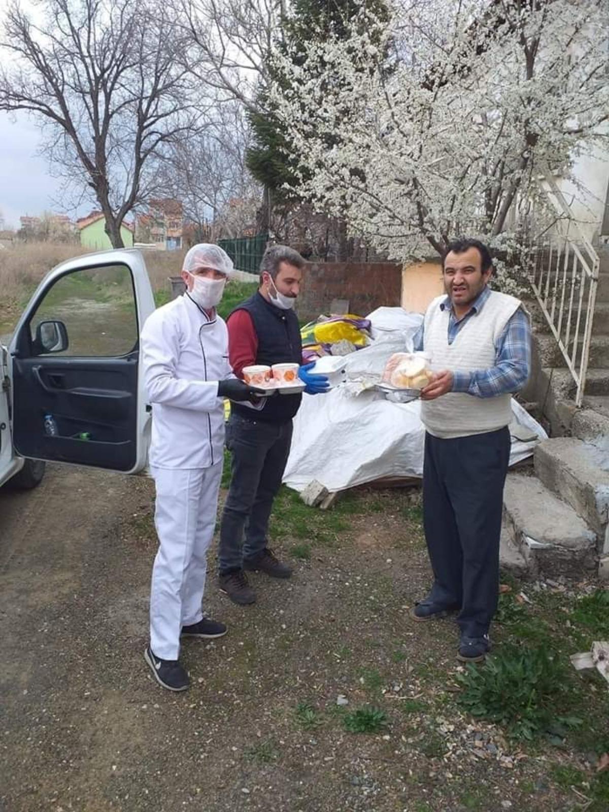 Banaz&rsquo;da sokağa &ccedil;ıkma kısıtlaması olan vatandaşlara yemek desteği