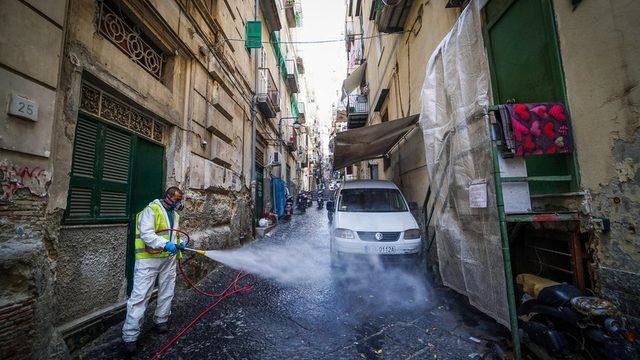 İtalya'da son haftalarda eşik alınan önlemlerle düzleşmeye başladı. Napoli sokakları da dezenfekte edildi.