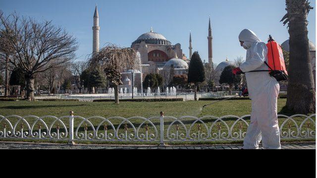 Türkiye'de koronavirüsle mücadele için alınan önlemler kapsamında kamuoyuna açık yerlerde geniş çaplı dezenfekte çalışmaları yürütüldü