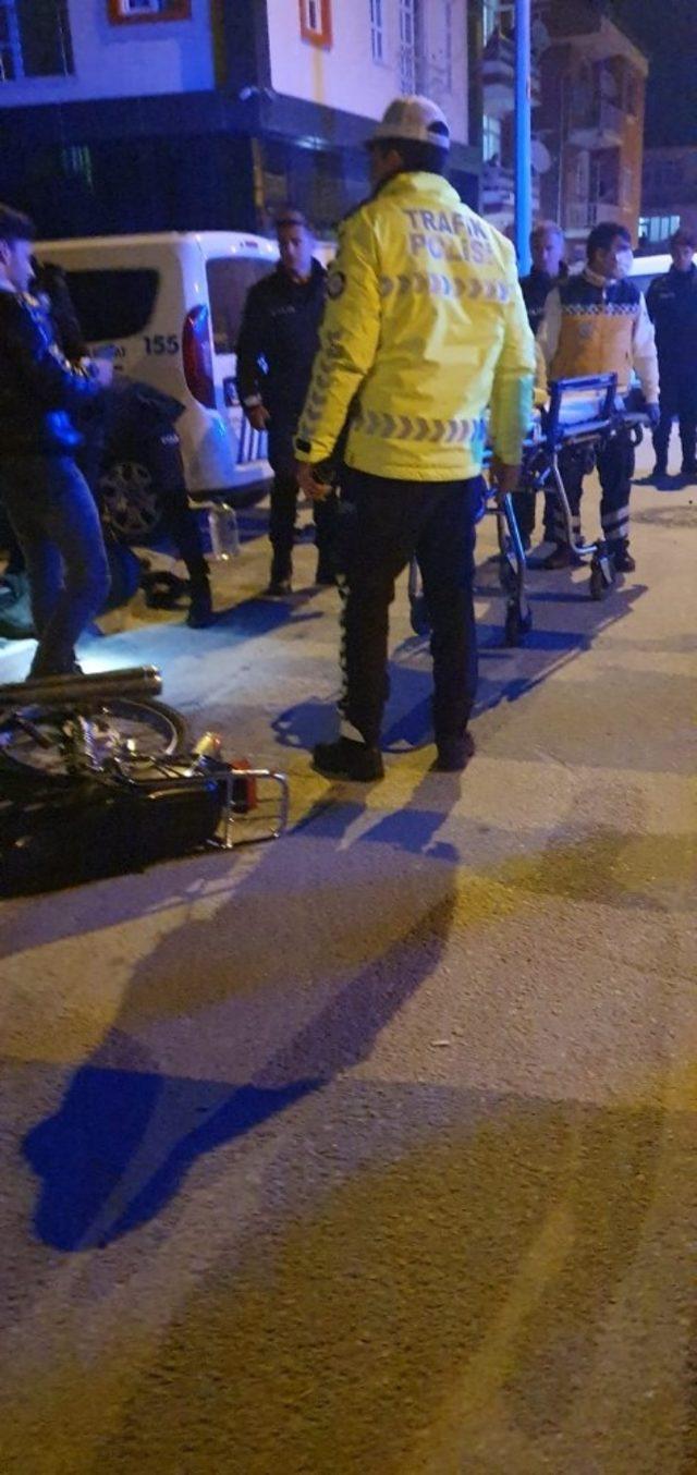 Isparta’da kamyonet motosiklete çarptı: 3 yaralı