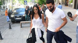 Arda Turan ilk kez el ele görüntülendi