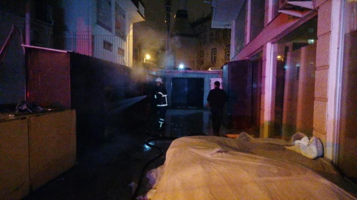 İş yerinde &ccedil;ıkan yangın paniğe neden oldu