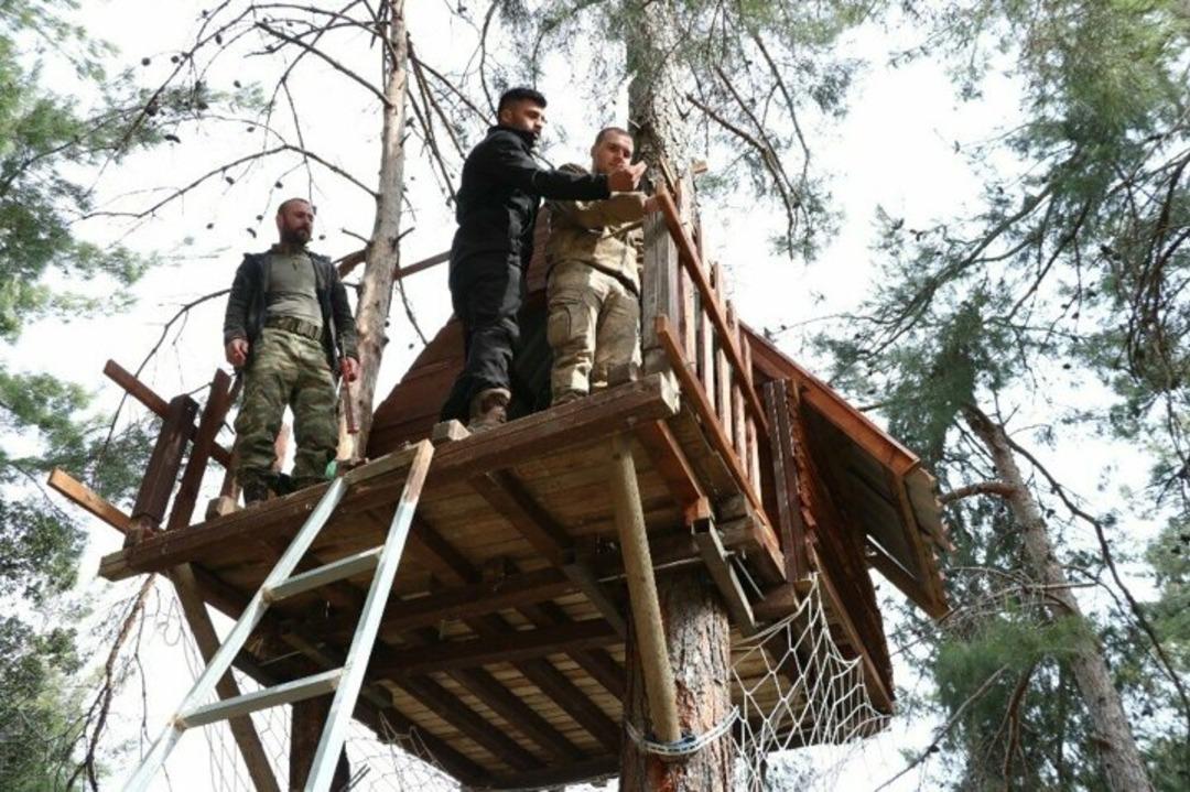 Koronavir&uuml;sten korunmak i&ccedil;in ağa&ccedil; tepesine ev yaptıları