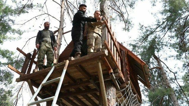 Koronavirüsten korunmak için ağaç tepesine ev yaptıları