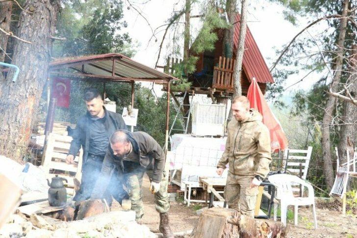 Koronavirüsten korunmak için ağaç tepesine ev yaptıları G2