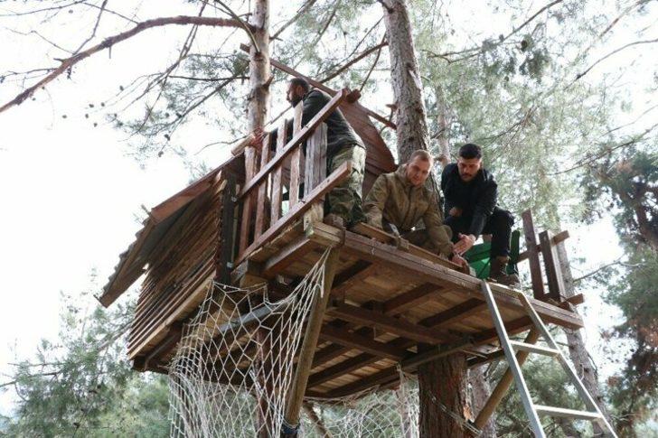 Koronavirüsten korunmak için ağaç tepesine ev yaptıları G3