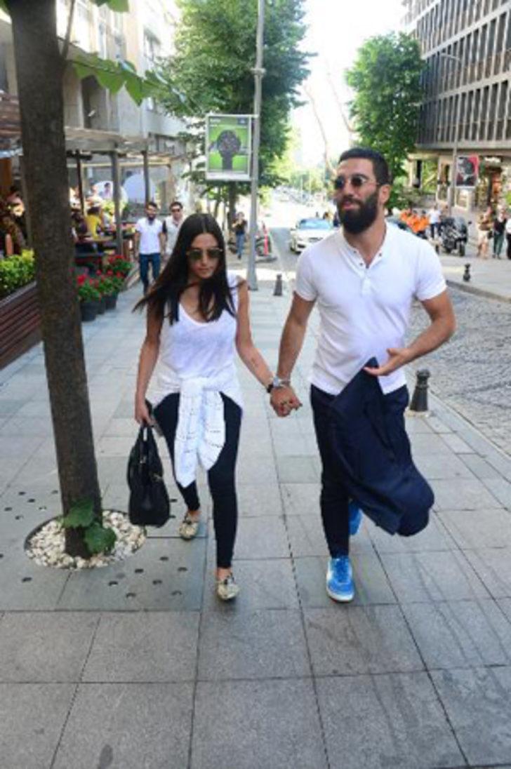 Arda Turan ilk kez el ele görüntülendi G3