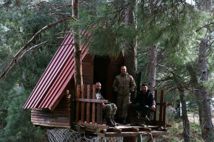 Koronavirüsten korunmak için ağaç tepesine ev yaptıları G5