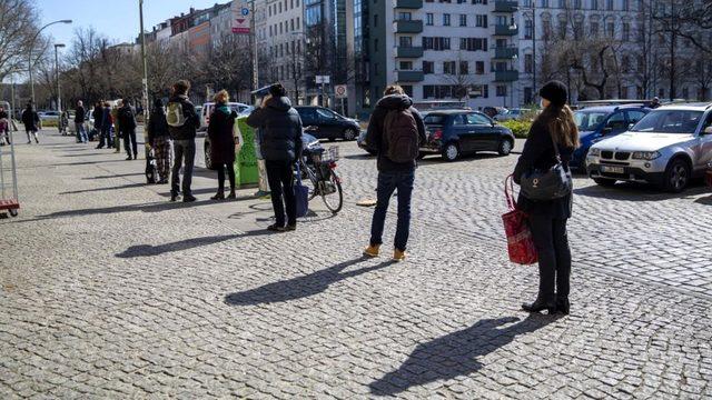 Organik bir markette alışveriş yapmak için 1,5 metre arayla sıraya giren Berlinliler