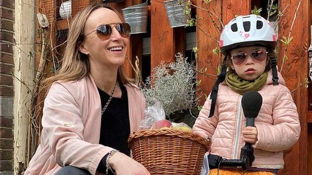 Anna Holligan kızıyla birlikte kalması gerektiği için evden çalışıyor