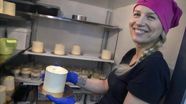 Finlandiya'da bir pastane, ülkede en çok talep gösterilen ürünlerden tuvalet kağıdı şeklinde pasta yaptı