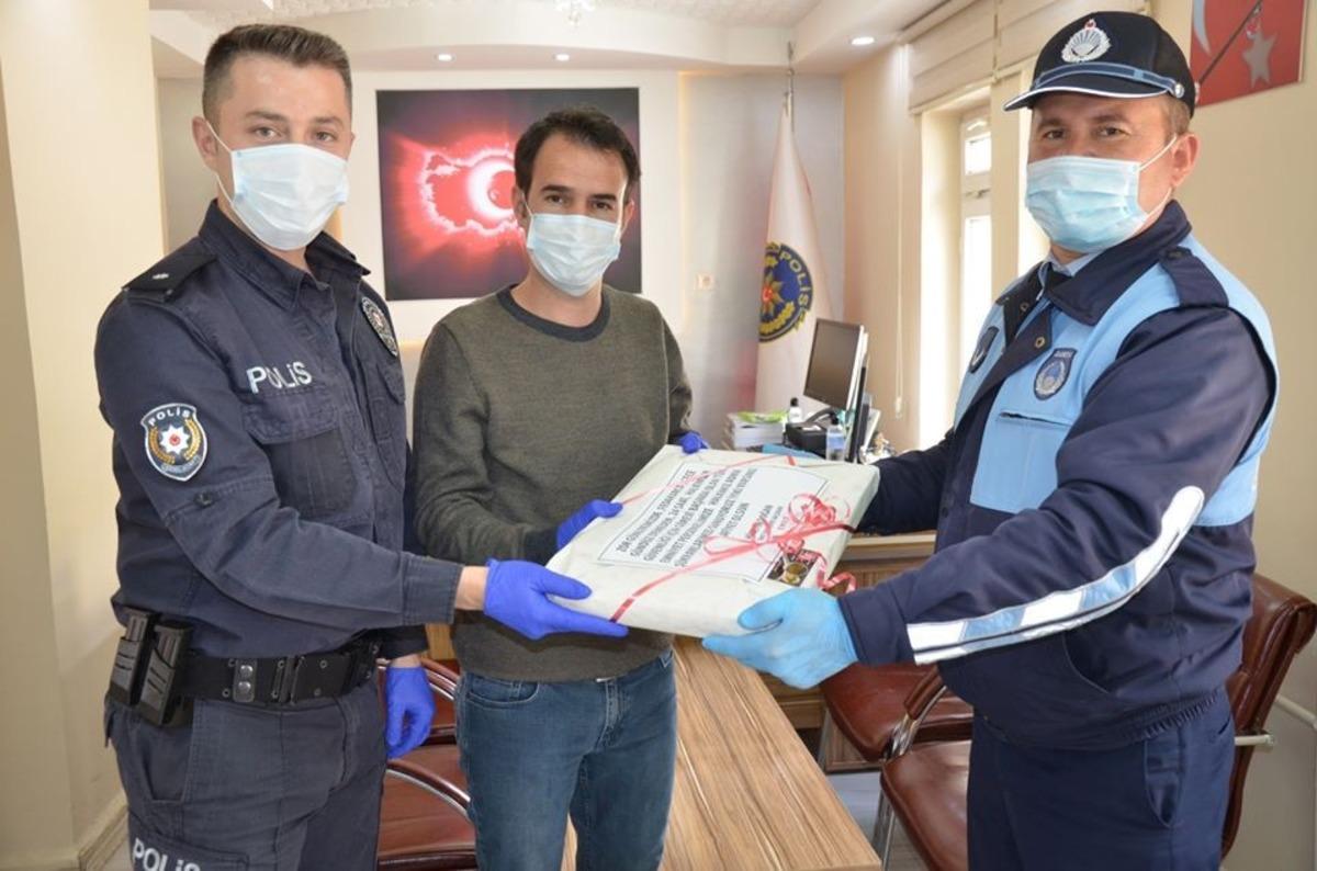 Emet Belediyesi&rsquo;nden sağlık &ccedil;alışanları, jandarma ve polise tatlı ikramı
