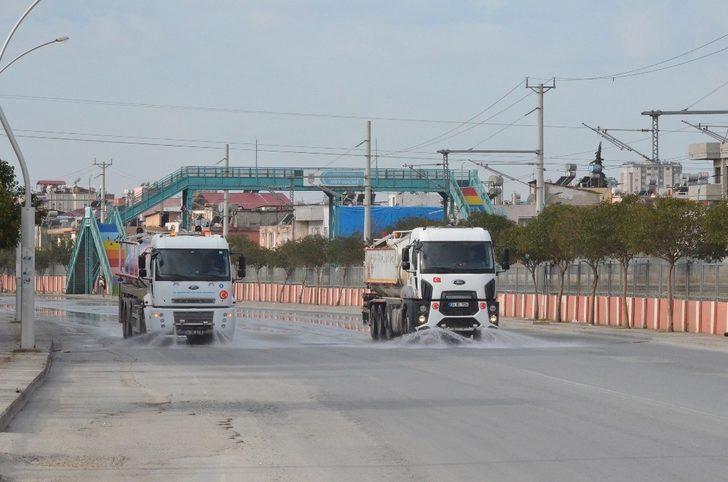 Tarsus’ta caddeler dezenfekte ediliyor G1