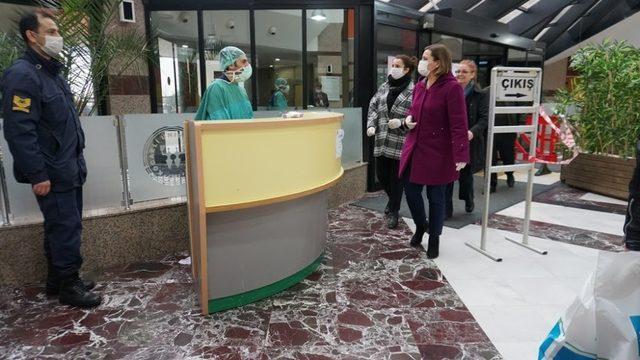 Başkan Hürriyet, ilk maske teslimini gerçekleştirdi