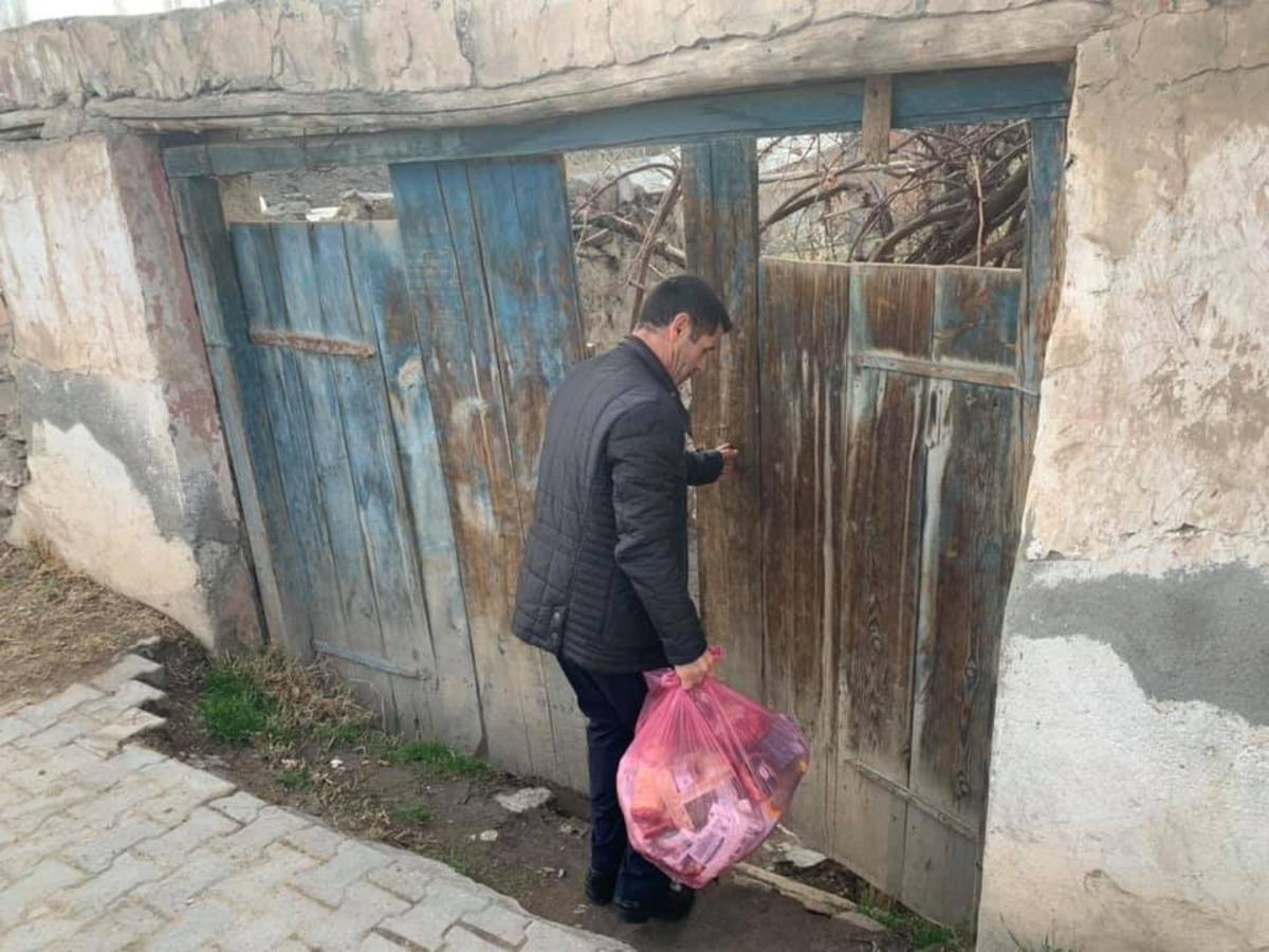 Tuzluca Belediyesi&rsquo;nden yaşlı ve ihtiya&ccedil; sahibi kişilere gıda yardımı