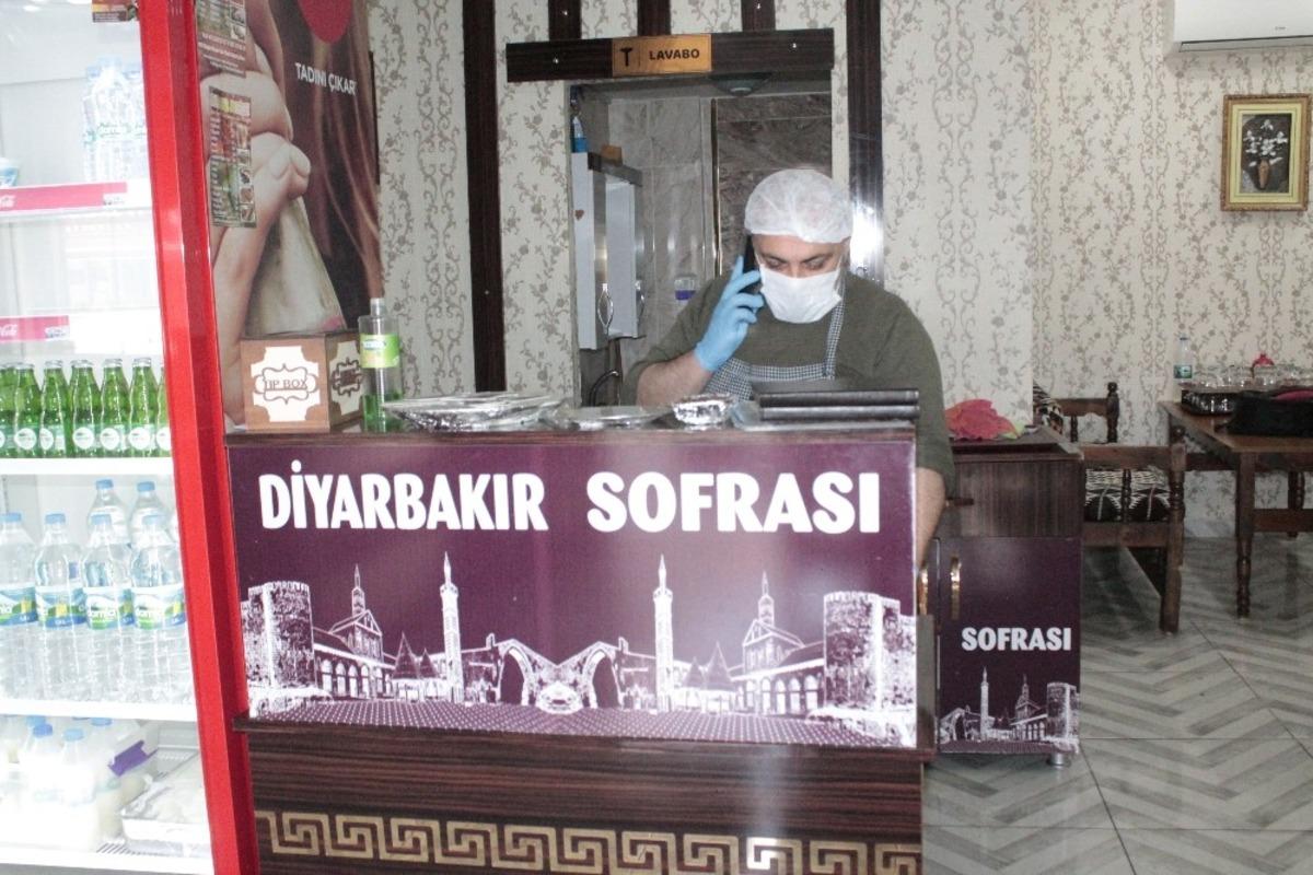 &lsquo;Evde kal T&uuml;rkiye&rsquo; &ccedil;ağrısına Diyarbakır&rsquo;daki lokantacılardan destek