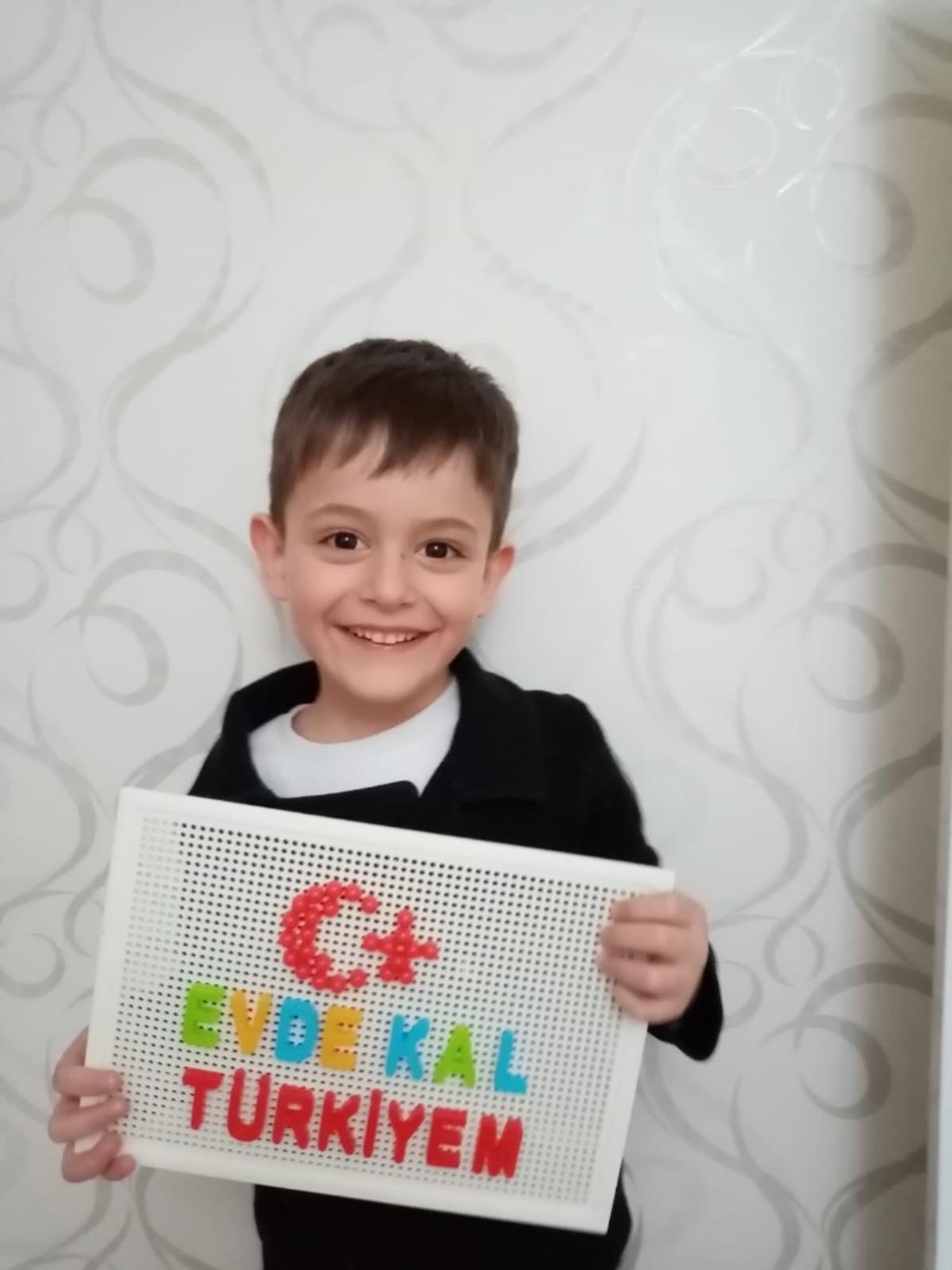 Minik &ouml;ğrencilerden b&uuml;y&uuml;klere &lsquo;&lsquo;Evinde Kal&rsquo;&rsquo; mesajı