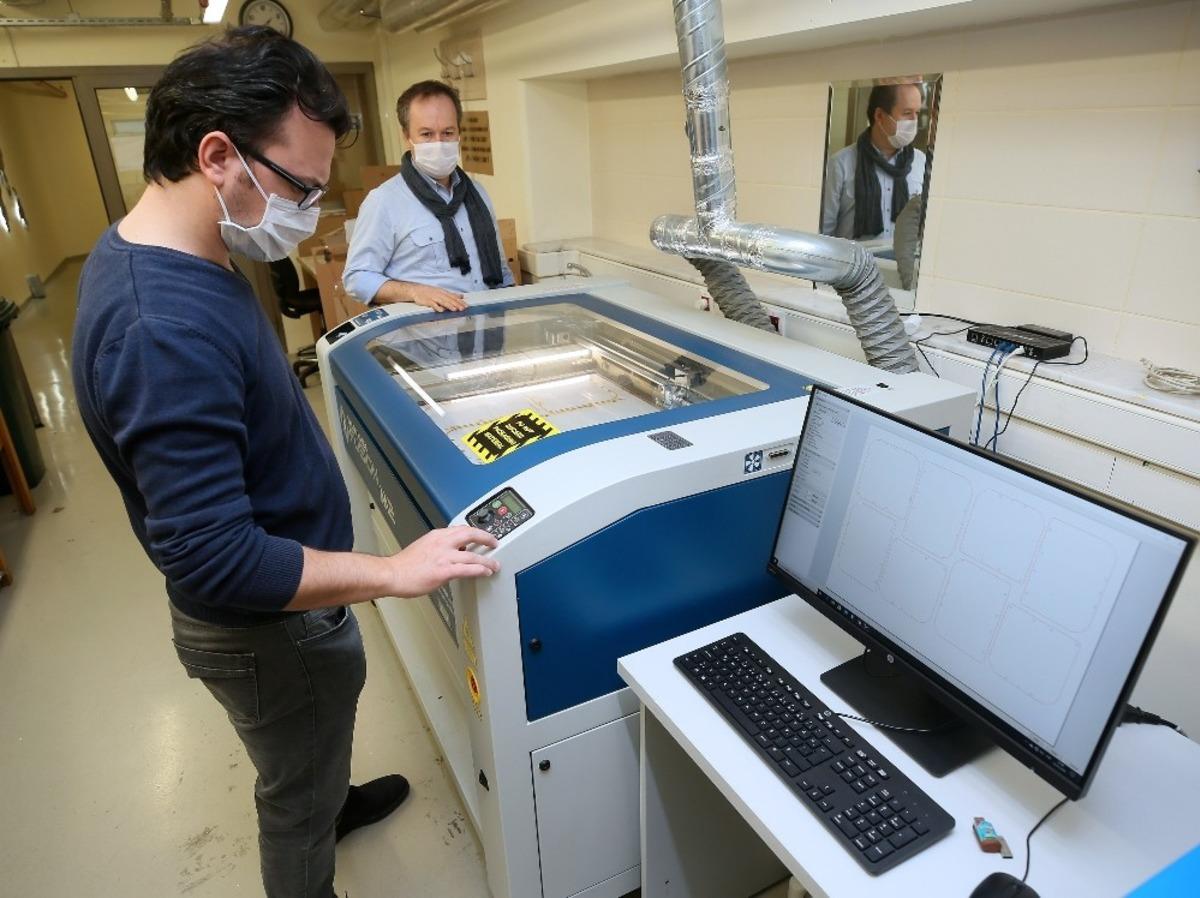 Yaşar &Uuml;niversitesi, sağlık &ccedil;alışanları i&ccedil;in koruyucu siper &uuml;retiyor