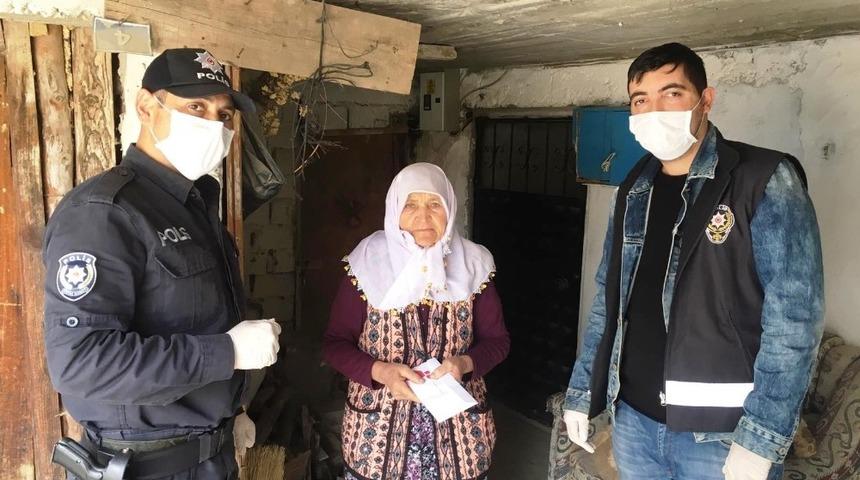 Hisarcık&rsquo;ta 65 yaş &uuml;st&uuml; emeklilerin maaşlarını polis evlerine getiriyor