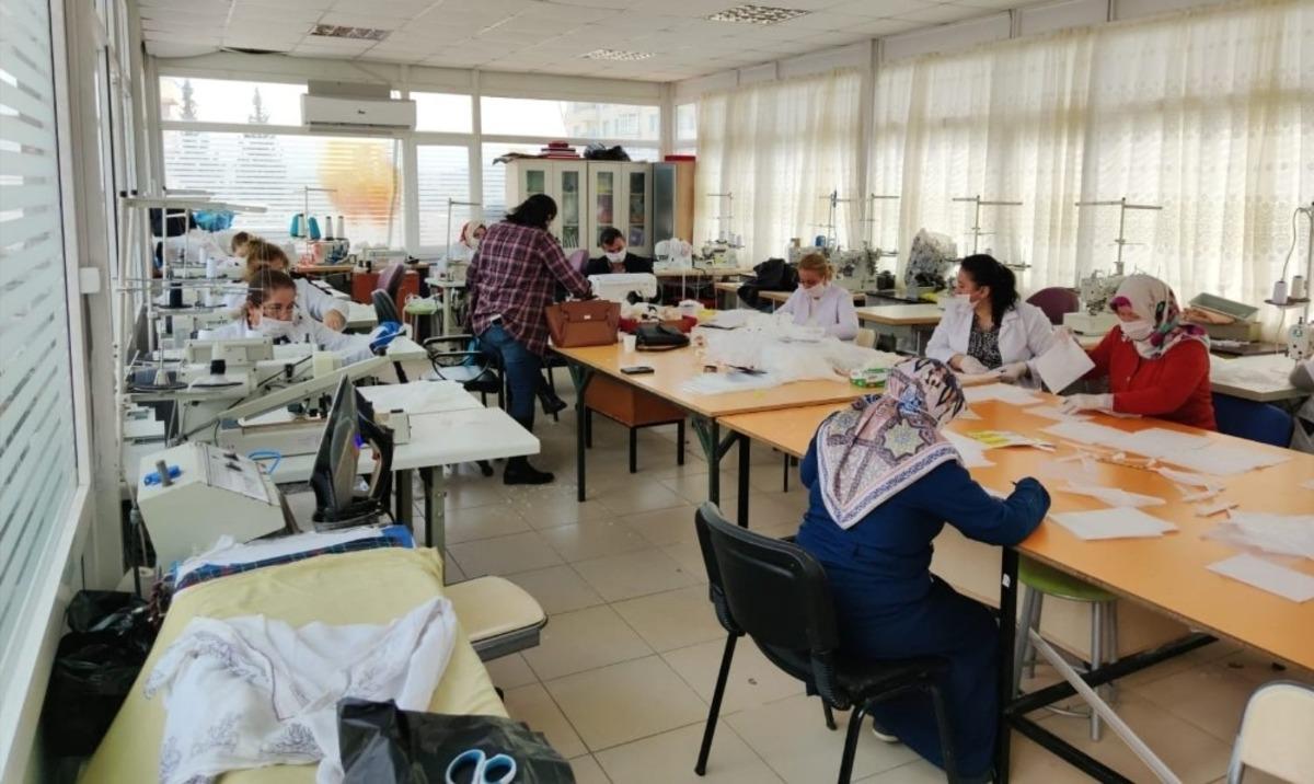 Artuklu&rsquo;da g&ouml;n&uuml;ll&uuml; kadınlar maske &uuml;retiyor