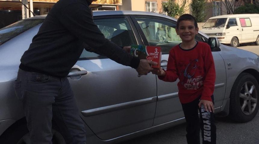 Öğretmenden öğrencilerin evlerine kitap servisi