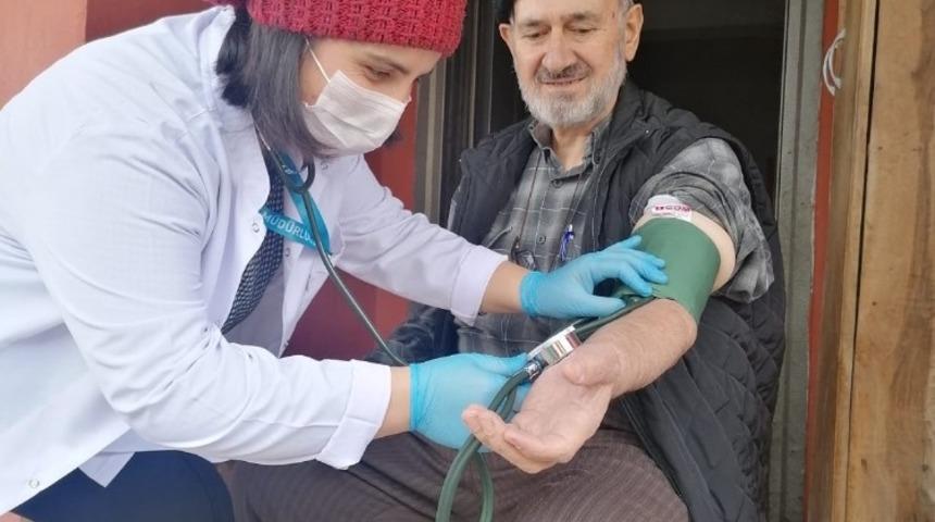 Sağlık ekipleri Posof&rsquo;ta evleri dolaşıyor