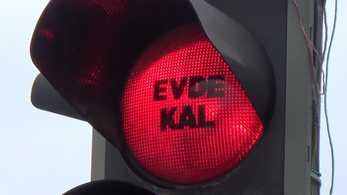 Diyarbakır&rsquo;da trafik ışıklarına &rsquo;evde kal&rsquo; yazısı yansıtıldı