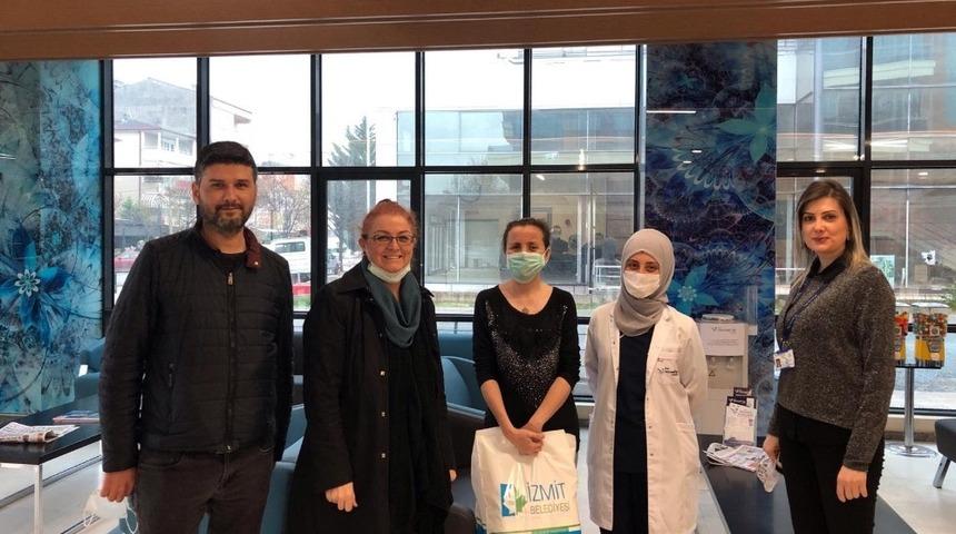 İzmit Belediyesi &uuml;rettiği siper maskeleri de teslim etti