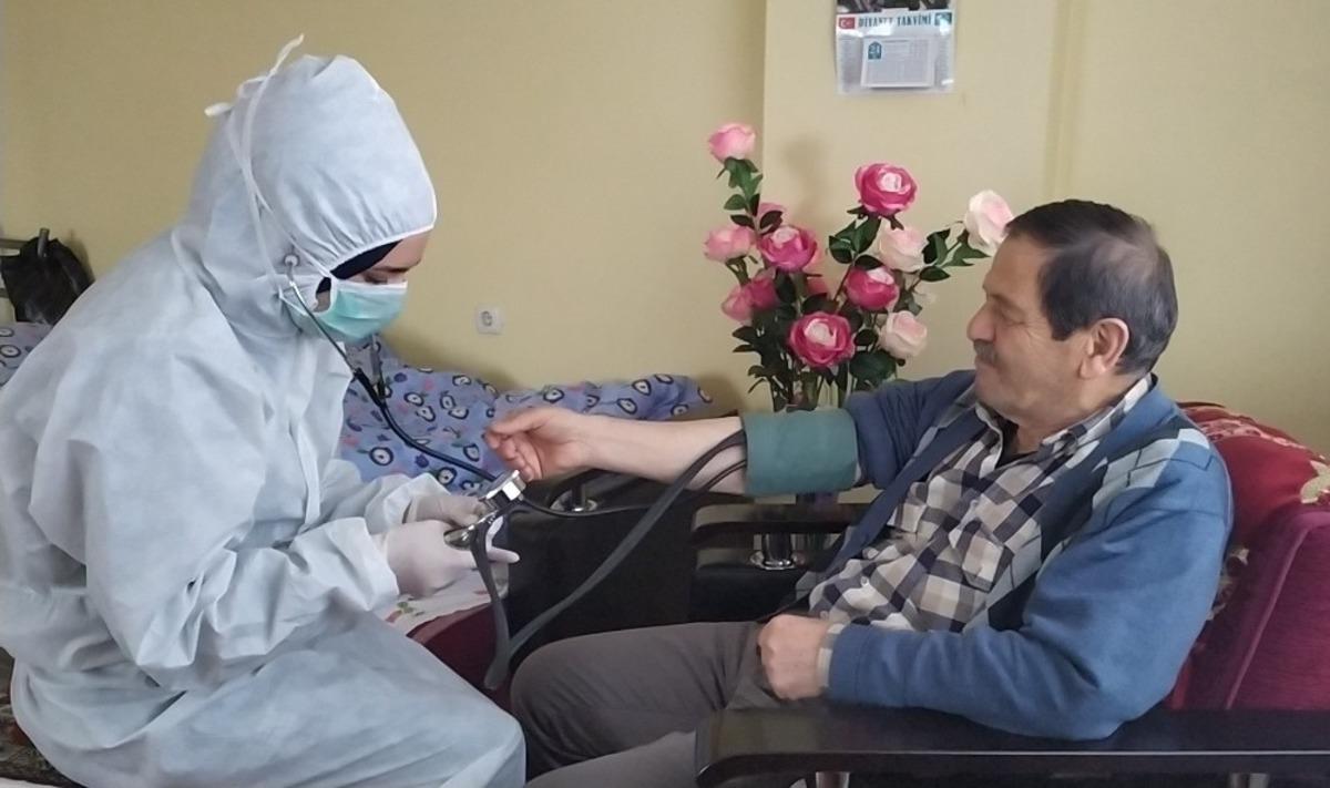 Kartepe&rsquo;de yaşlıların bakımları titizlikle yapılıyor