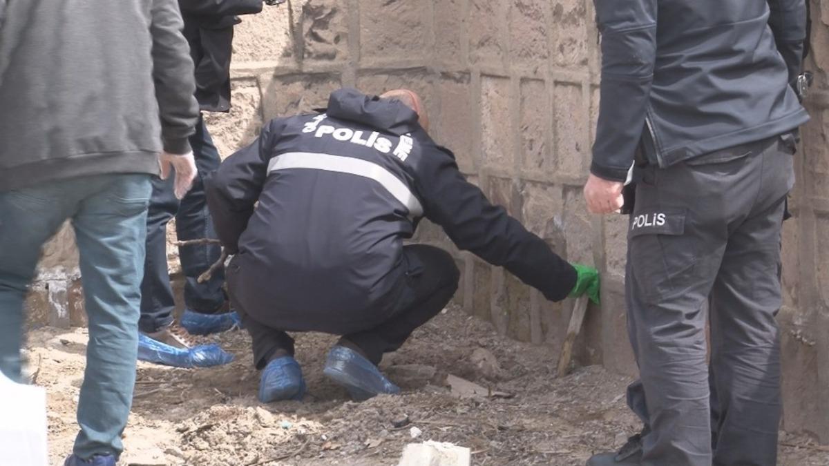 Mezarlık s&uuml;s&uuml; verilen yer polisi harekete ge&ccedil;irdi