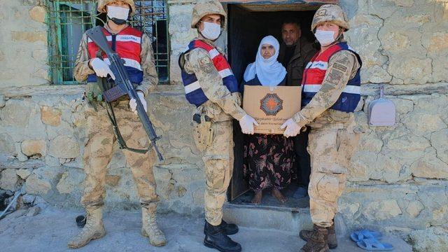 Jandarma ekipleri yaşlıların yardımına koştu