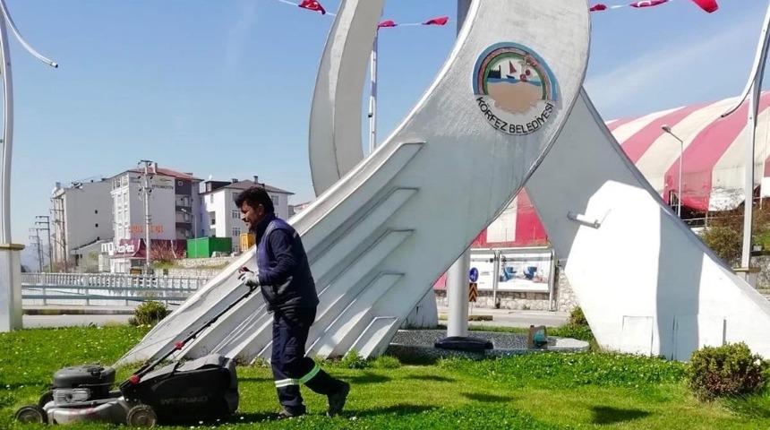 K&ouml;rfez&rsquo;de park ve bah&ccedil;elere bahar bakımı yapılıyor