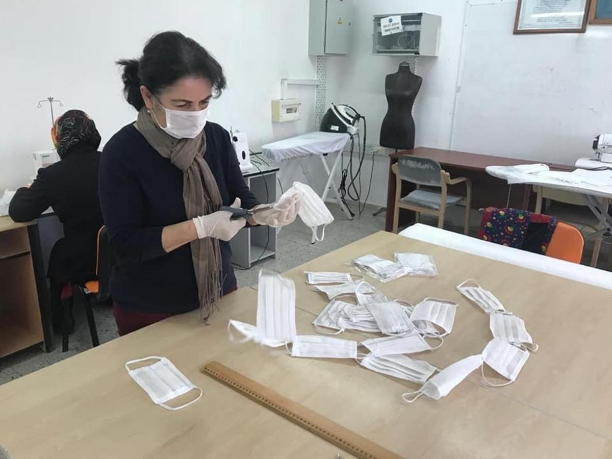 G&uuml;nl&uuml;k 500 maske &uuml;retiyorlar